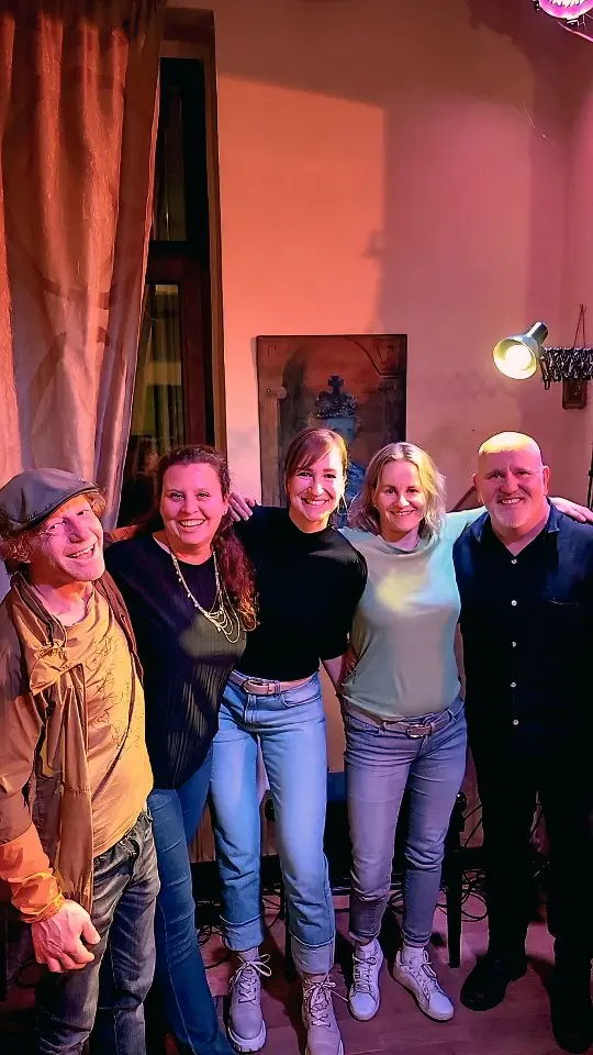 🇩🇪 Mit Herzensmenschen im Kanapee Paul's Musik lauschen und wundervolle Gespräche führen.

#Kanapee #Hannover #Deutschland #Herzensmenschen #Musikliebe